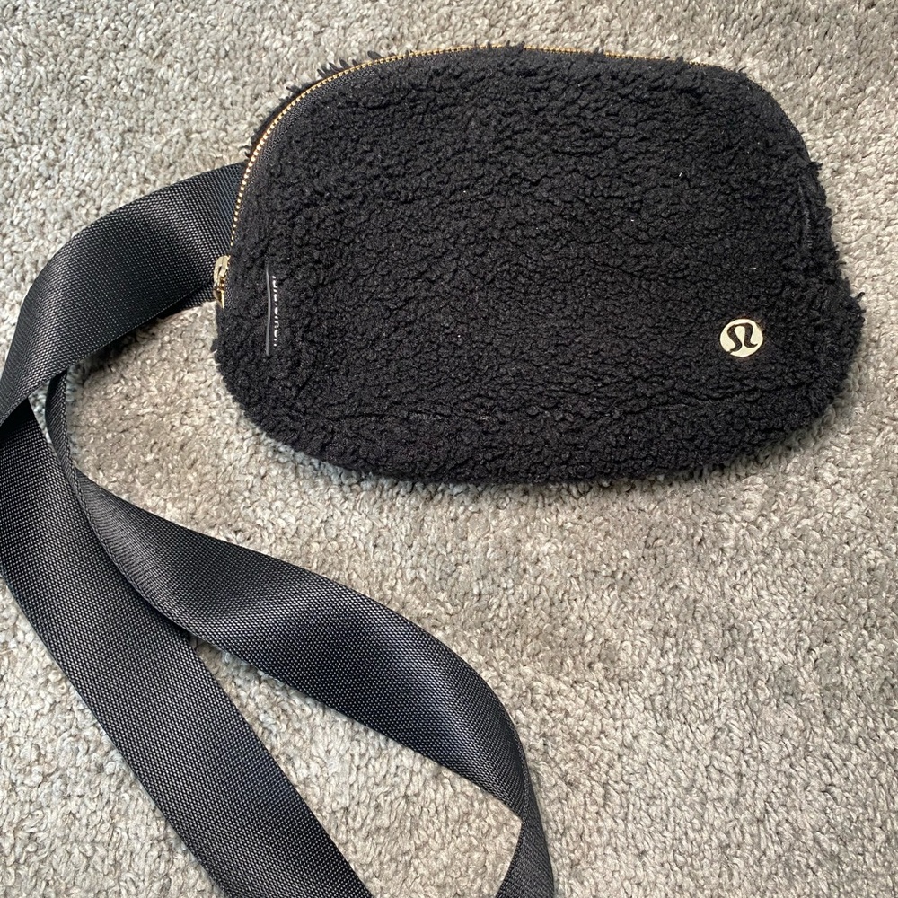 Lululemon Everywhere Crossbody Belt Bag in Plush Fleece 1L -Black/Gold -